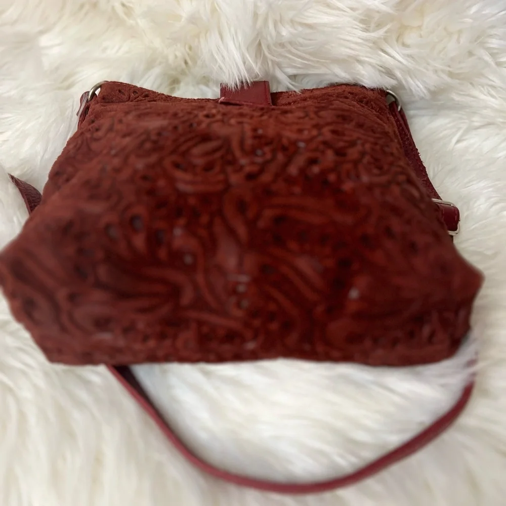 Chic Burgundy Embossed Crossbody Bag - Picture 4 of 9